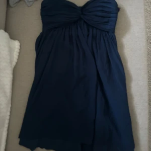 Bandeu klänning - Säljer så snygg Bandeu klänning!  har växt ur den och kan därför inte ta några bilder med den på. Dragkedja på sidan🌸🌸
