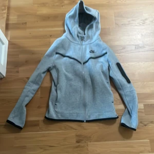 Nike tceh fleece hoddie  - Säljer den för den är för lite och inte har kommit till användning skick är som nya för den är använda 1-5 gånger   För mer frågor eller bilder skriver ni privat   Pris kan vi ta privat