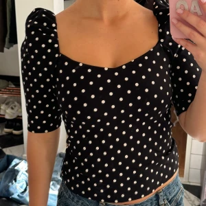 prickig tröja  - tröja i nyskick med fin urringning och puffärm 