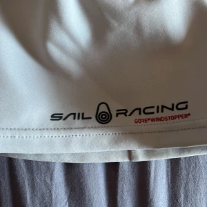 Sail racing mössa  - Haft denna mer än 1 år knappt använt den gillar den bara inte mer, pris kan diskuteras vid snabb affär 