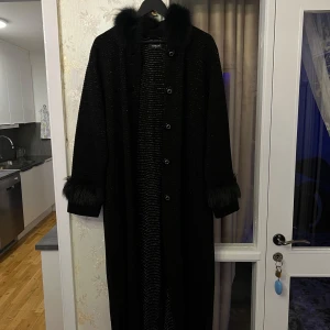 Cardigan  - säljer en jätte fin och skön cardigan som passar perfekt när det är lite kyligt ute. Den är använd ungefär 3-4 gånger. Storlek 48-50 Hör av er vid intresse och frågor! 🫶