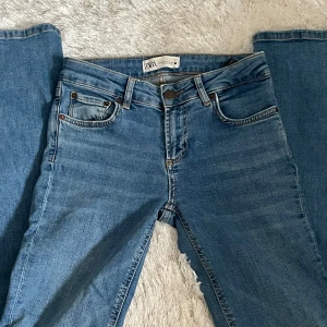 Zara bootcut jeans - Zara bootcut jeans som är i mycket bra skick. Storlek 34 men passar mig som har S i vanliga fall. Använda fåtal gånger. Köptes för 400kr förra året. Innerbenslängd : 83cm 🥰🥰