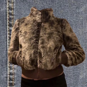 Pälsjacka - Jätte jätte snygg och gosig pälsjacka! Köpt här på plick men säljer då den tyvärr var för liten😣 Inte riktig päls!! Köpt från: ees.garderob!❤️