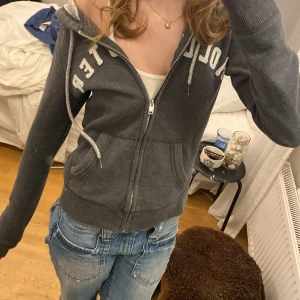 Hollister zipup  - Supersöt zipup från Hollister💖💖😇 storlek S men passar både lite större och mindre🕺🕺