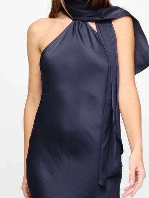 Marinblå halterneck klänning i satin från bikbok - En marinblå halterneck klänning i satinmaterial. Klänningen har en elegant scarfdetalj vid halsen och en mjuk, följsam passform som slutar ovanför knäna. Säljer klänningen då den tyvär ej har kommit till använning. Prislappen sitter till och med kvar. I nyskick:) Kontakta mig för mer bilder:)