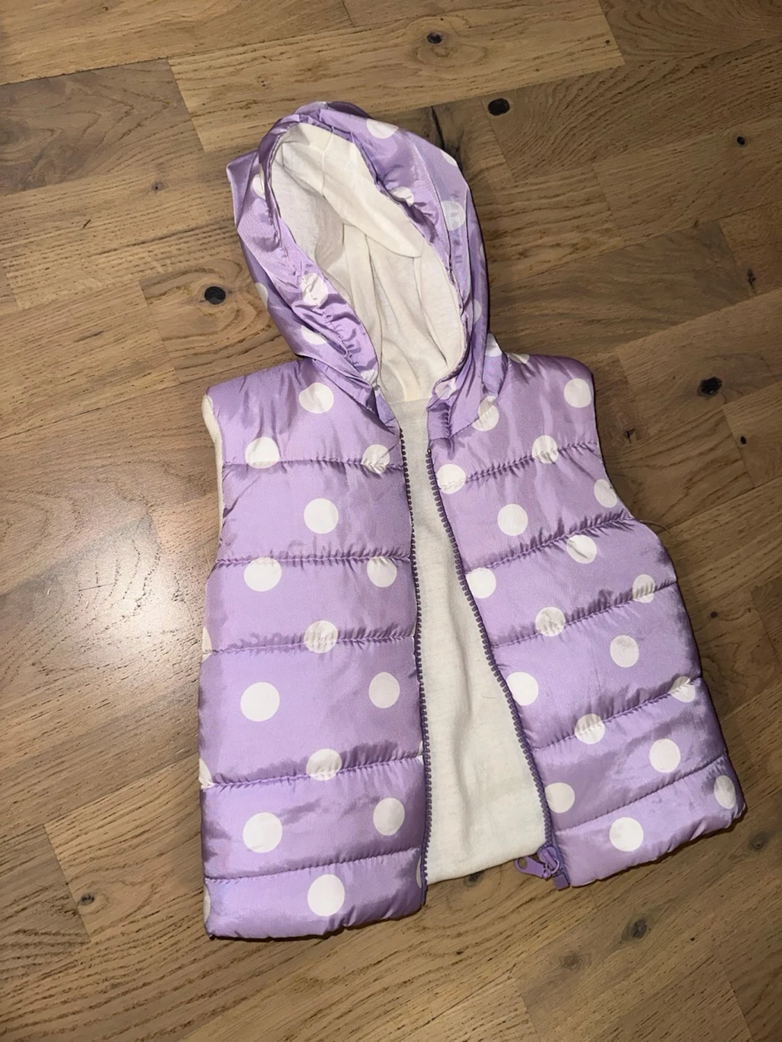 Lila dunväst med vita prickar