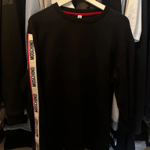 Moschino - moschino tröja med en tryck på armen. Fint skick. Nypris 2900