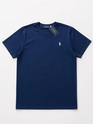 Marinblå t-shirt från Polo Ralph Lauren - Klassisk marinblå t-shirt från Polo Ralph Lauren med korta ärmar och rund hals. Tillverkad i mjuk bomull och pryds av den ikoniska vita logobroderingen på bröstet. Perfekt basplagg för en clean och stilren look.