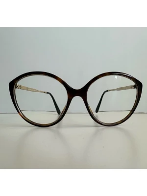 Glasögon / bågar från Marc Jacobs - bruna - Coola glasögon / glasögonbågar / bågar från Marc Jacobs. Tillverkade i Italien. Modell MJ 599 ANT 145. Tidlös modell med bruna bågar med en klassisk sköldpaddsmönstrad look och guldfärgade metallbågar på sidorna. 145 mm skalmlängd. Med styrka. Nypris 3000:-. Mycket gott skick!