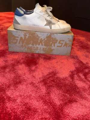 Golden goose - Säljer dessa golden goose i storlek 46. Skorna är använda endast 5gånger ungefär. Dock så skorna lite smutsiga men går väldigt enkelt att tvätta bort.
