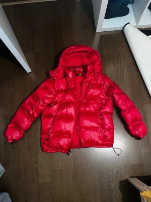 Ralph Lauren puffer - size L fits M and XL, DM for details if you consider buying the new price is 6000 SEK for the piece