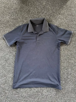 Uniqlo piké  - Står storlek L men den är köpt i Kina så passar egentligen storlek M 