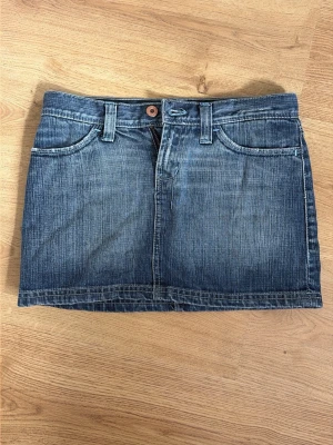 Söt jeanskjol - Storlek 34, jag tror att det är XS. Midja: 36 cm. Längd (från mitten): 28 cm. Som bilderna visar är kjolen lite ”tillskruffsad” men jag tycker bara att det gör kjolen coolare.