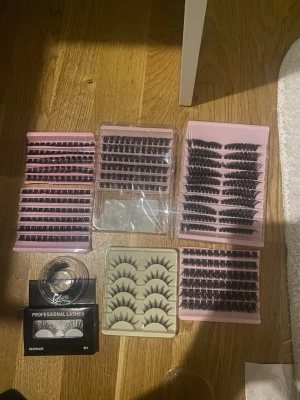 Mix av lösögonfransar i olika stilar - Mellan 12-16 mm, 5 pack individuella lösögonfransar, 2 pack lösögonfrans list. Inga är använda. Har klippt bort de kortare som jag redan använt. Allt 220, styck 40