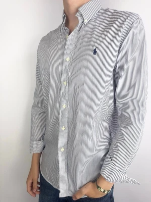 Ralph Lauren skjorta randig - Ralph Lauren Skjorta Märke: Polo Ralph Lauren Storlek: M Passform: Färg: Blåvit randig Skick: Bra Beskrivning: liten fläck. Modellen på bilden: 183 cm / 72 kg
