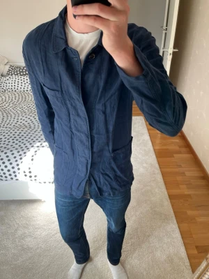 Mörkblå overshirt med fickor från Massimo Dutti - Säljer en sjukt snygg 100% linne overshirt, ett ”premium plagg” från Massimo Dutti tillverkad i extra fine linen. Overshirten är snyggare i verkligheten än på bild! ✌🏼😁——————————————————————————                                                                      📐| Storlek: M                                                           👖| Märke: Massimo Dutti                                      🔎| Skick: Mycket Fint                                                      💵| Nypris: Över 2000kr 