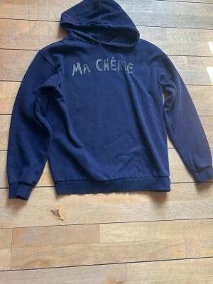 Marinblå ma chérie hoodie - Storlek 158/164. Skriv gärna för frågor!