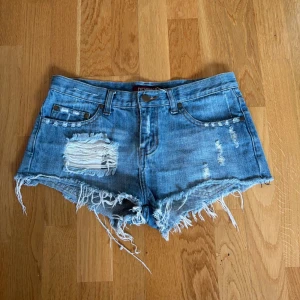 Jeansshorts  - Snygga lågmidjade jeansshorts helt oanvända i jättebra skick. Storlek 36, alla måtten finns böand bilderna. Skickar ej bild på.