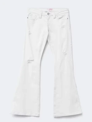 Vita lågmidjade jeans med slitningar  - Köpta på Gina Tricot, jätte bra skick! ❤️är 164 cm för referens! 