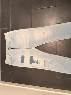Ljusblå dondup jeans med hål - Jag säljer ett par helt nya ljusblå dondup jeans för endast 199 kr. Jeansen är i ett väldigt bra skick och i storlek 32. Köpte in dom för någon dag sen men var för små. Nypris 4499 kr. Bara att höra av er vid funderingar! 
