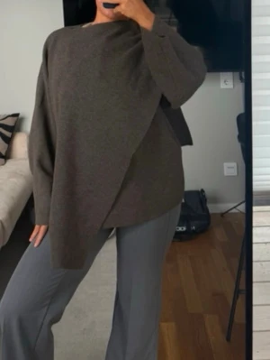 Zara brun cape  - Verkligen jättefin och skön cape jacka ifrån Zara. Storleken är L/XL men mer som en storlek M. Knappt använd   Nypris runt 900kr