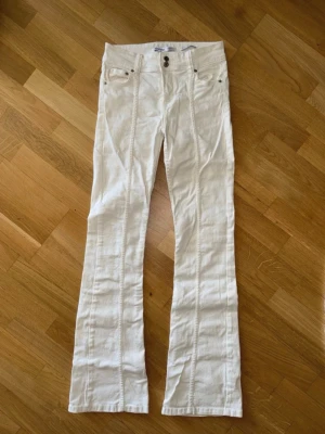 Bootcut jeans - Säljer dessa fina utsålda flared jeans från Bershka 🤍