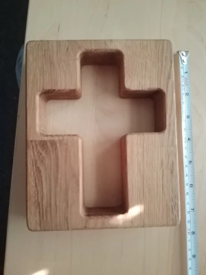 Träbricka med urfräst kors - Säljer en rektangulär träbricka i ljust trä med ett urfräst kors i mitten. Perfekt som dekoration eller förvaring av småsaker. Mått anges med måttband på bilden. Snygg och stilren design som passar i många miljöer.