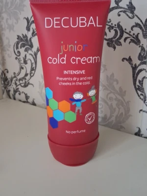 Decubal Junior Cold Cream - Decubal Junior Cold Cream är en intensiv, parfymfri ansiktskräm som skyddar mot torra och röda kinder i kyla. 