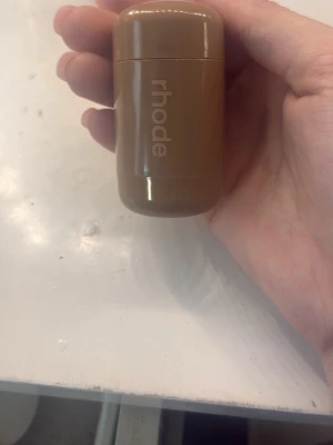 rhode Pocket Blush Sleepy Girl - Rhode Pocket Blush i färgen Sleepy Girl. Använt en gång då jag testat den men tyckte inte om färgen annars otrolig🌸Nypris 495 kr 
