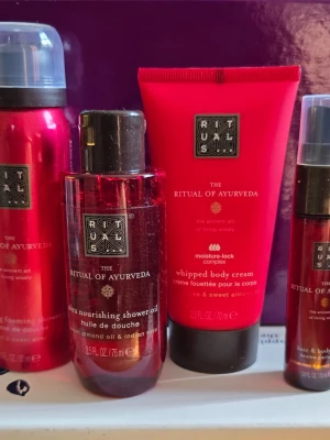 Rituals The Ritual of Ayurveda set - Lyxigt presentset från Rituals The Ritual of Ayurveda med flera produkter för kroppsvård. Innehåller duschmousse, duscholja, body cream och hår- & kroppsmist. Alla produkter har en djup röd färg och doft av indisk ros och söt mandelolja.