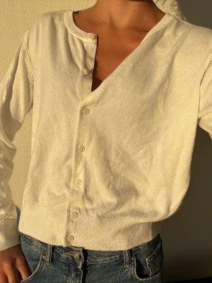 Vit kofta från H&M.  - Vit kofta från Hm. Materialet är främst bomull. Koftan är i storlek L men passar mig som brukar bära storlek S. Den är lite nopprig, men det kan lätt fixas med en noppborttagare.