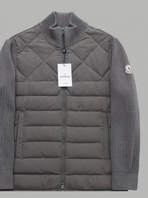 Grå Moncler cardigan - Den är rätt så liten, skulle nog säga att XS passar bättre. 