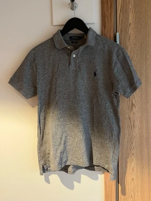 Ralph lauren pike  - Säljer en grå pikétröja från Polo Ralph Lauren i slim fit medium storlek men passar även small. Har knappt använt då den är för liten och säljer nu.