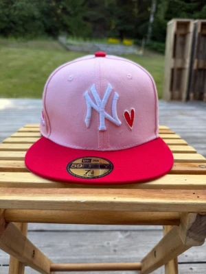 New Era 59FIFTY - limited edition cap - Limited edition New Era 59FIFTY cap - NY. Etiketten finns kvar och det gör klistermärkena också. Den har bara provats på men aldrig burits runt. Storleken är 7 1/8 eller 56,8 cm.