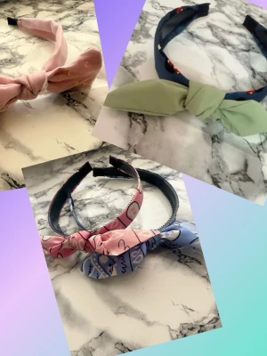 Färgglada hårdiadem med rosett - Säljer flera hårdiadem med stora rosetter i olika färger och mönster. Diademen finns i ljusrosa, grön, blå och rosa med tryck. Perfekta accessoarer för att ge din look en söt och lekfull touch. Materialet är mjukt tyg och diademen har en klassisk bågform.