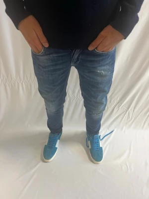 Dondup George - Tja! Säljer nu dessa sjukt eftertraktade blå  Dondup George med original slitningar från frabrik. Se storlek nedan. Jeansen är i nytt skick!                                                                      Nypris: 3500kr                                                                 Säljs för: 699kr                                                                 Tveka inte på att höra av er vid intresse eller frågor!