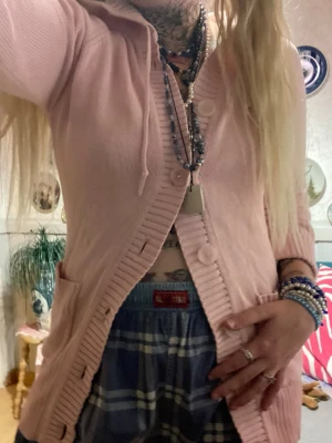 Stickad y2k rosa kofta med huva och stora knappar - Nyskick  St L men liten i storleken Mjukt material 
