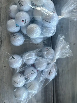 Två påsar med vita golfbollar Wilson - Säljer 27 stycken Wilson golfbollar, lite olika modeller.