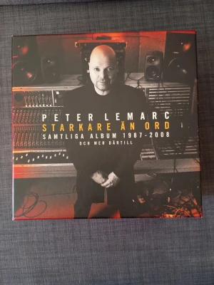 Peter LeMarc box: Starkare än ord - Box med Peter LeMarcs samtliga album 1987-2008 och extra material. Innehåller flera CD-skivor och en DVD i färgglada fodral. Perfekt för dig som gillar svensk musik och vill ha en komplett samling i snygg förpackning.