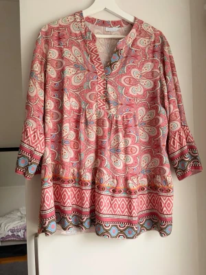 Mönstrad rosa blus med v-ringning - Onesize