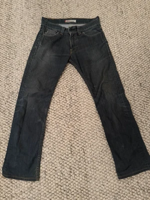 Levis 506 Standard  - Säljer dessa riktigt snygga och eftertraktade Levis 506 standard. W30 L32 men passar W31 också. Riktigt snygga.