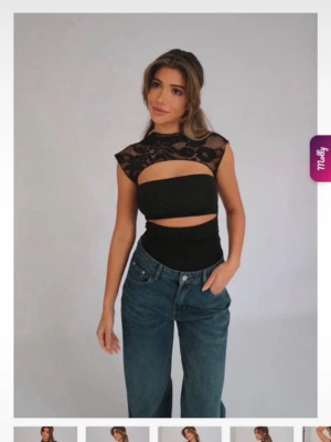Svart topp med spets och cut out - Trendig svart topp med spetsdetaljer upptill och även på hela ryggen, snygg och elegant cut out både över och under bröstetn. Toppen är ärmlös och har en figurnära passform. Perfekt för dig som vill sticka ut med en cool och modern look. Hör av er gällande frågor eller funderingar! 🥰🌸