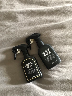 Lush body spray  - Säljer mina 2 lush body sprays. Fått dem i present och dofterna passar inte mig. Dem är nästa helt oanvända. 1 för 250 och 2 för 500