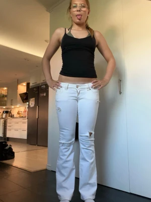 Vita low waist jeans - Säljer dom här vita low waist jeansen från Gina i storlek S och jätte bra skick ❤️helt oanvända ❤️