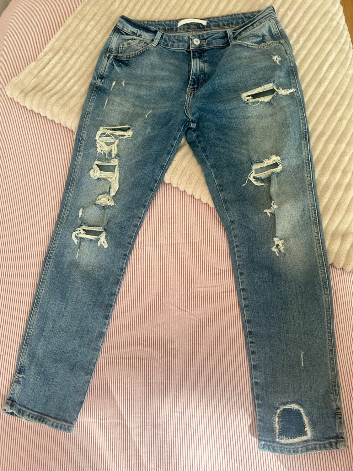 Blå slitna jeans med hål - 1