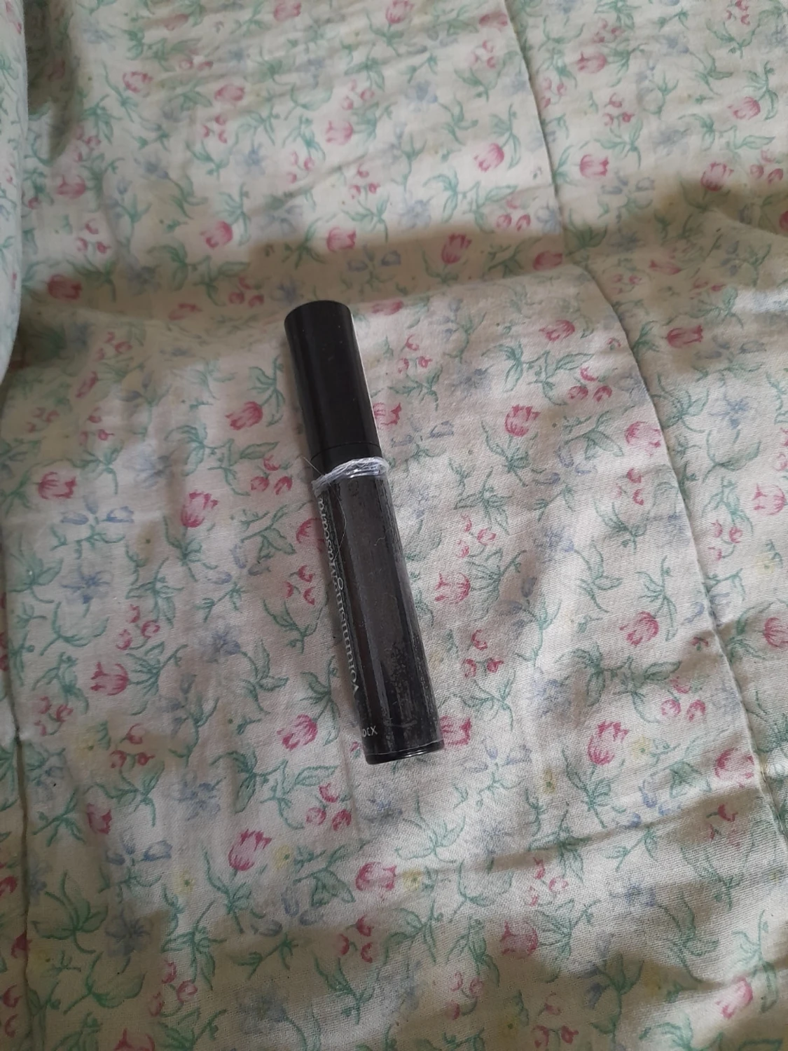 Svart mascara med smal tub