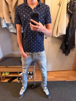 Mörkblå pikétröja från Ralph Lauren - Sällsynt färg. Använd nån enstaka gång. Nypris ligger på ca 1800sek. Säljer då den är kort på mig