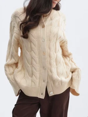 Stickad Gina kofta - Mysig beige kofta med kabelstickat mönster från Gina. Den köptes nyligen och är inte använd något då jag vill ha i en annan färg. Den är i S men är menad att vara lite oversized så den går över rumpan och jag är ändå rätt lång, 173. ❤️