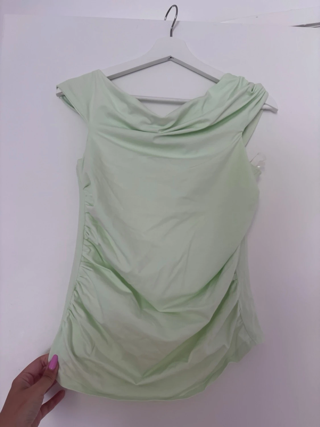 Ljusgrön ärmlös topp med drapering