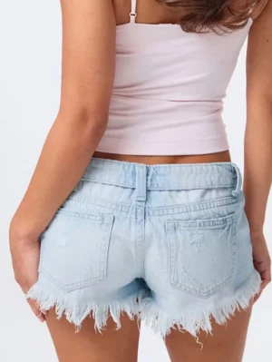 Ljusblå jeansshorts med fransar - Säljer ett par ljusblå jeansshorts med fransig kant och slitna detaljer. Shortsen har normal passform, bälteshällor och klassiska fickor både fram och bak. Perfekta för sommardagar och en avslappnad stil.